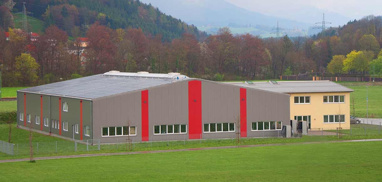 Haas Gewerbebau: Bürogebäude mit Produktion