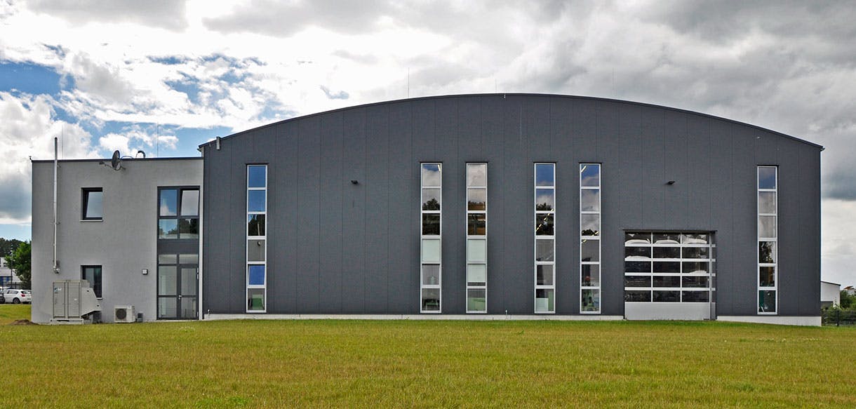 Haas Gewerbebau: Bürogebäude mit Produktionshalle